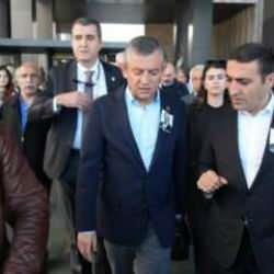 &Ouml;zel'e saldıran ş&uuml;pheli, 24 yıl &ouml;nce de bı&ccedil;ak zoruyla &ccedil;ocuğun parasını gasbetmiş