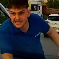 Sancaktepe’de trafikte yol verme kavgası! Aracın kaputunu yumrukladı