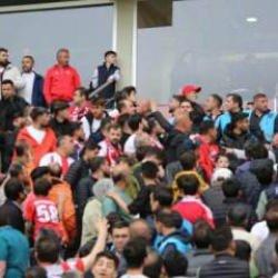 Taraftar isyan etti! Sivassporlu oyuncu taraftarla tartıştı