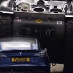 Tepki için Tesla'yı tankla ezdi! Aracın sonu hayrete düşürdü