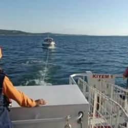 &Ccedil;anakkale Boğazı'nda s&uuml;r&uuml;klenen tekne kurtarıldı