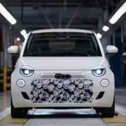 Efsane geri dönüyor: Hibrit Fiat 500 üretim bandında görüntülendi