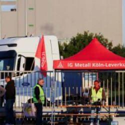Ford fabrikası işçileri greve gitti