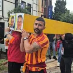 Galatasaray taraftarı Acun Ilıcalı ve Ali Koç’un tabutunu taşıdı: 'Cenazemiz var'