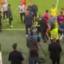 Galatasaray'ın eski yıldızı kupa finalinde kavga etti! Hocalar birbirine girdi