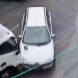 İETT otobüsünden mazot döküldü! Çok sayıda araç birbirine girdi