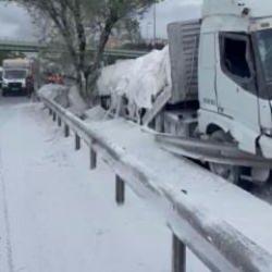 İstanbul&rsquo;da D-100 karayolunu beyaza b&uuml;r&uuml;yen kaza! Tır bariyerlere &ccedil;arptı