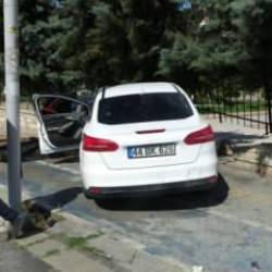 Korkunç kaza: Önce otomobile sonra duvara çarpan araç alev aldı!