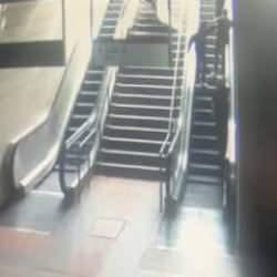 Maltepe metro istasyonunda reklam panosu kadının üzerine düştü