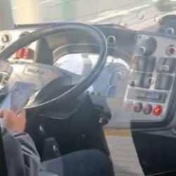 Metrob&uuml;s şof&ouml;r&uuml; hareket halindeyken yolcuyla sohbet edip telefonla oynadı