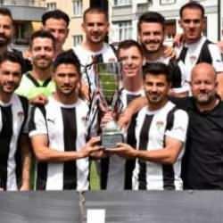 Nereden nereye! Süper Lig'in efsane takımı BAL'a yükseldi, kupasına kavuştu