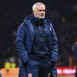 Şampiyonluk maçı öncesi flaş olay! Galatasaray tribünlerinde Mourinho pankartı
