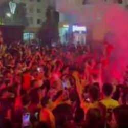 Şehirlerinin takımı küme düştü! Şehirde G.Saray'ın şampiyonluğu kutlandı
