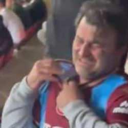 Trabzonspor taraftarı gözyaşları içinde formasını çıkardı!