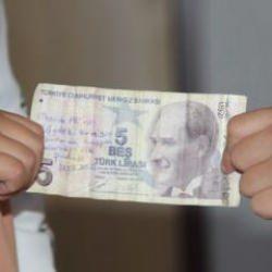 5 TL'lik banknotun üzerinde duygulandıran not: İlkokul öğrencisi sahibine geri verdi