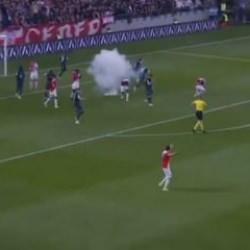 Sahaya patlayıcı madde atıldı! Dört futbolcu yere yığıldı