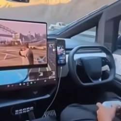 Tesla'da GTA 5 oynayan adam viral oldu!