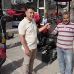 Patronunun hediyesini g&ouml;r&uuml;nce sevin&ccedil;ten havalara u&ccedil;tu