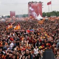 Yenikapı tıklım tıklım! Şampiyonluk kutlamaları başladı