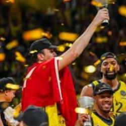 Fenerbahçe taraftarı şampiyonluk coşkusunu yaşıyor! Binlerce kişi sokaklara döküldü