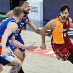 Anadolu Efes, Galatasaray'ı farklı mağlup etti