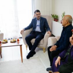 Bakan Kurum, Dikmece'de yeni evlerine yerleşen depremzede aileye misafir oldu