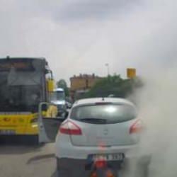 Bıçaklı sürücüye yangın tüpüyle müdahale kamerada