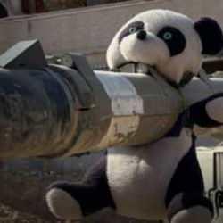 Böyle vicdansızlık görülmedi: Gazze'de katlettiği çocuğun oyuncağını tank namlusuna astı!