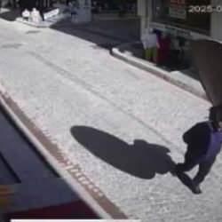 Fatih’te sokakta yürüyen adamın üzerine çanak antenin düştüğü anlar kamerada