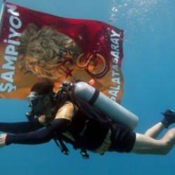 Galatasaray'ın şampiyonluğunu denizin dibinde kutladılar