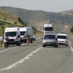 Hafif ticari araç, şarampole yuvarlandı: 1 ölü, 2 yaralı