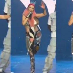 Hande Yener'den sahnede yine provokasyon: Bu devri bitireceğiz