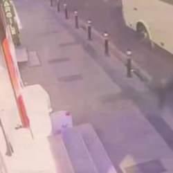 Küçükçekmece'de acı ölüm! Fenalaşıp yola düştü, servis minibüsü ezdi