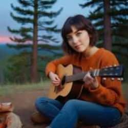 Notalarla Kodları Buluşturan Sanatçı: Bella Ç. ile Müzikte Yeni Çağ