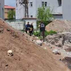 Okul inşaat kazısından insan kafatası ve kemikler çıktı
