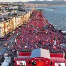 Özgür Özel'in '2 milyon' dediği İzmir mitingine 70 bin kişi katılmış