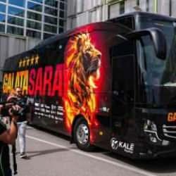 Galatasaray otobüsüne taşlı saldırı