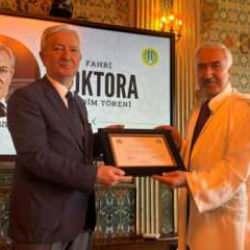 Yazar Beşir Ayvazoğlu'na İstanbul Üniversitesi'nden fahri doktora