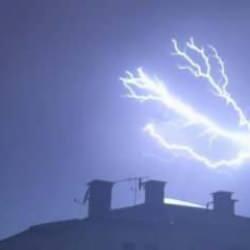 Yıldırım düşme anları kameralarda