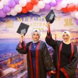 28 Şubat'ta başörtüsü nedeniyle okuyamadı, kızıyla aynı üniversiteden mezun oldu