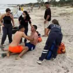 İzmir&rsquo;de denize giren gen&ccedil; boğuldu, arkadaşları sinir krizi ge&ccedil;irdi!