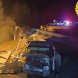 Rusya'da köprü trenin üstüne çöktü! Çok sayıda ölü