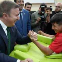 Valiyle bilek güreşi, kahkahalara bitti 