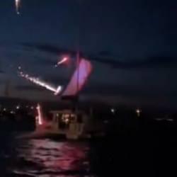 Akrobatik şov kabusa d&ouml;nd&uuml;: Paramotorla tekneye b&ouml;yle &ccedil;arptı