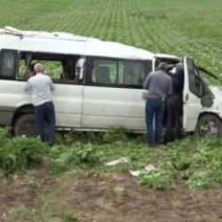 Amasya&rsquo;da yolcu minib&uuml;s&uuml; takla attı: &Ouml;l&uuml; ve yaralılar var!