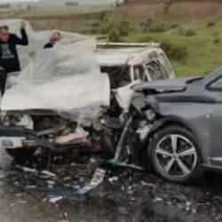 Ankara’da feci kaza! İki araç kafa kafaya çarpıştı