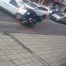 Aşevi aracı ile motosiklet çarpıştı!