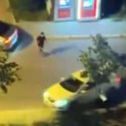Avcılar'da trafikte dehşet: S&uuml;r&uuml;c&uuml; aracını tartıştığı kişinin &uuml;zerine s&uuml;rd&uuml;