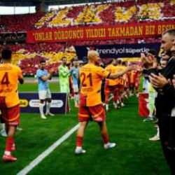 Başakşehir, şampiyon Galatasaray'ı alkışladı