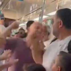 B&ouml;yle magandalık g&ouml;r&uuml;lmedi: Marmaray'da &ccedil;ocuklarının yanında babalarına yumruklu saldırı!